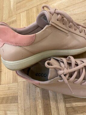 ECCO women's lace-up leather sneaker, 8-8.5 US.